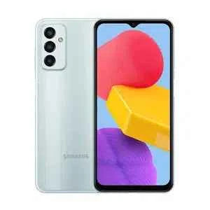 Samsung Galaxy M med 3 kameraer og skjerm.